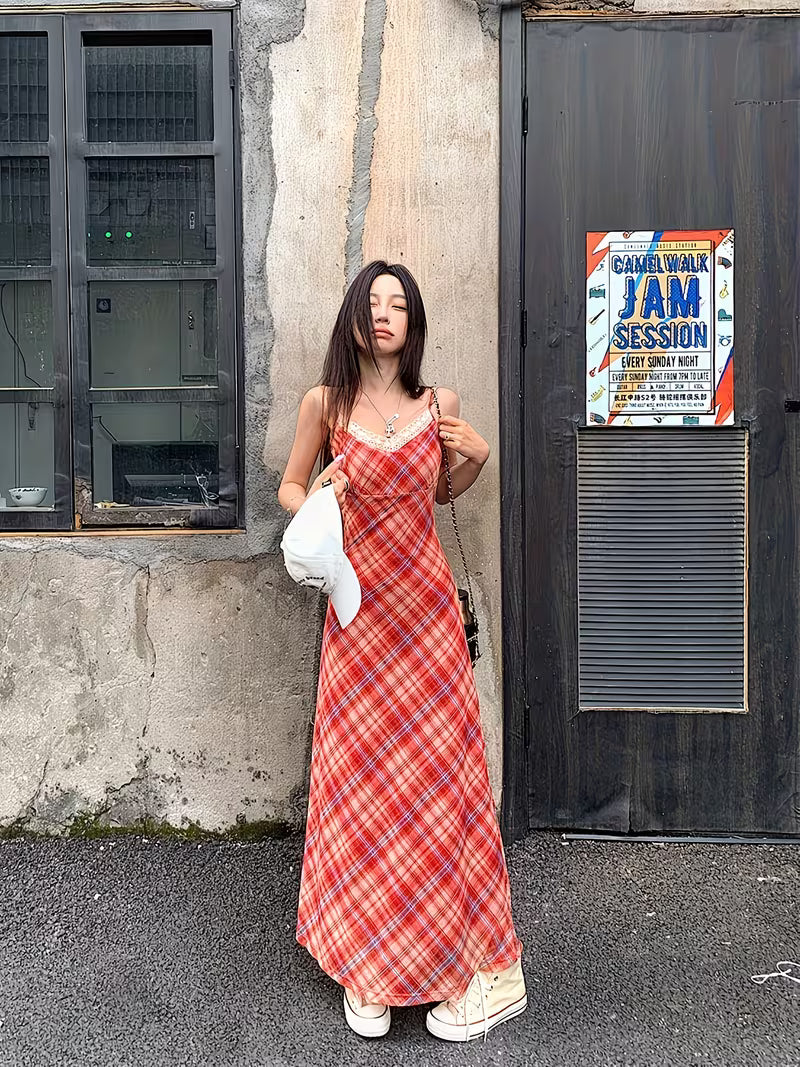 Lace V-neck Red Plaid Strapless Dress for Women, Suitable for Spring and Summer, Sexy, Waist-cinching,, Holiday Style, Figure-hugging Long Dress